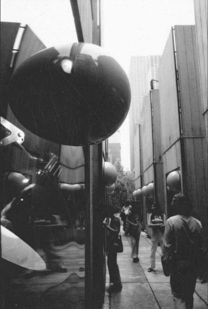 Pesce_Moloch_Lamp_MoMA_1972_install_1