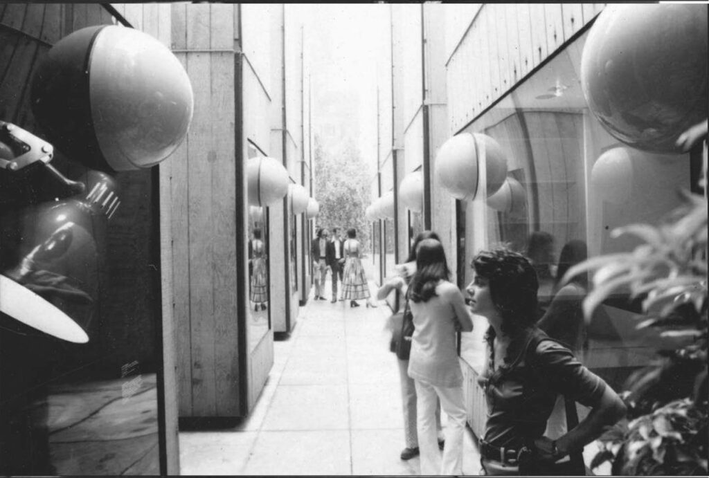 Pesce_Moloch_Lamp_MoMA_1972_install_2