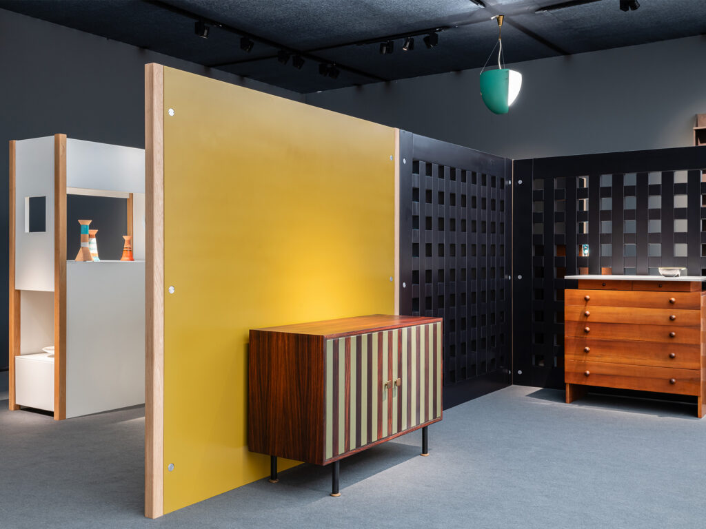 fair_2023_frieze_Sottsass_install_1