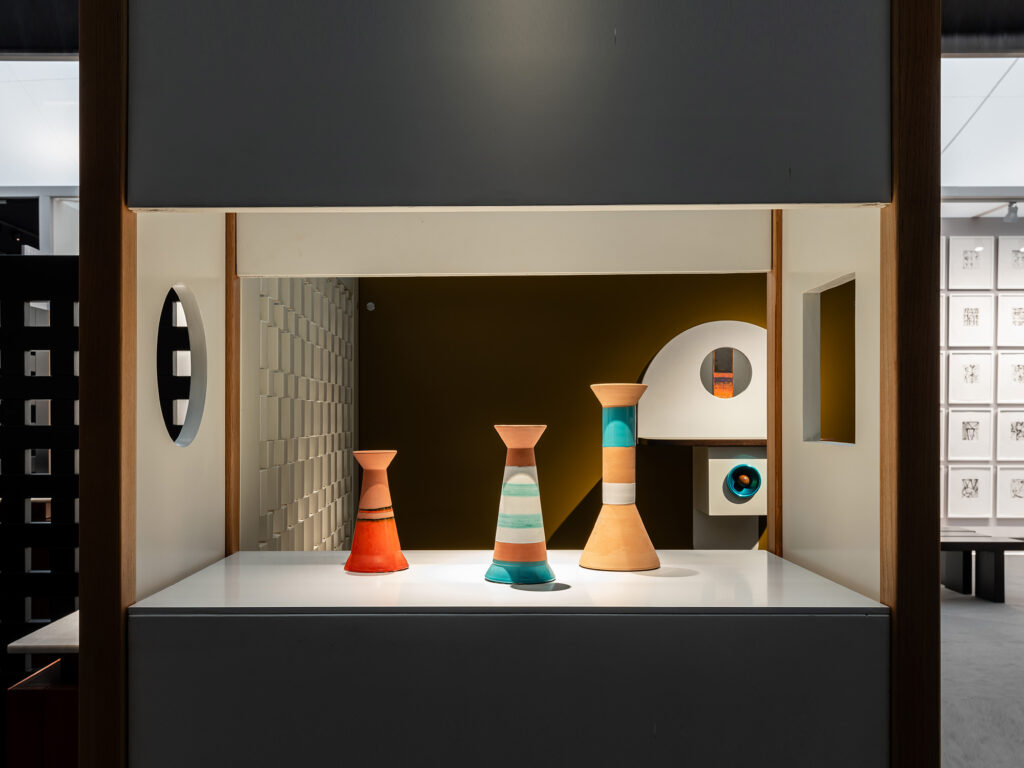 fair_2023_frieze_Sottsass_install_2