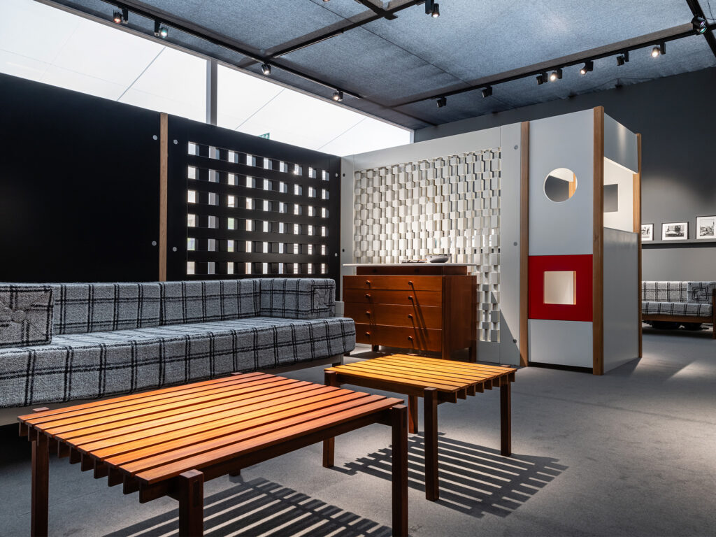 fair_2023_frieze_Sottsass_install_5